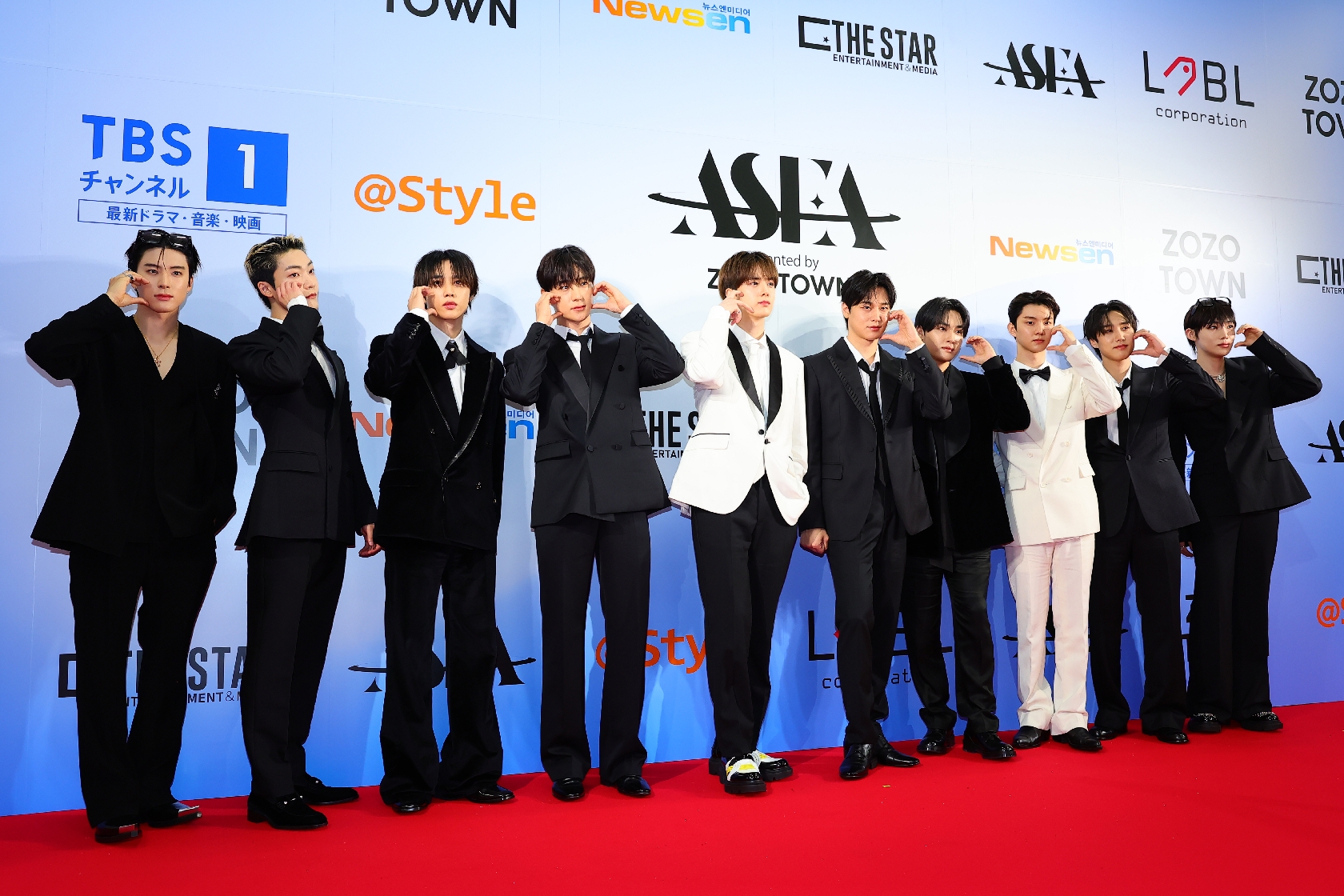 THE BOYZ “囲碁”イメージのスーツで魅せた!「ASEA」レッドカーペットで話題