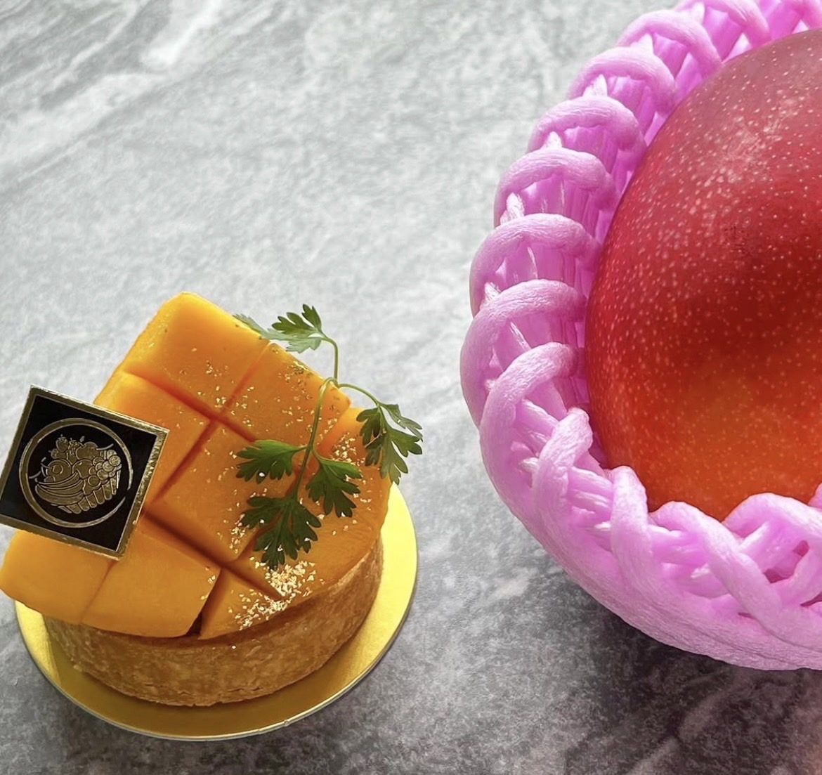 【プレゼント】フルーツ専門店「ふるぅつふぁみり～」 とろけるような食感の高級果実「みやざき完熟マンゴー」を2人に