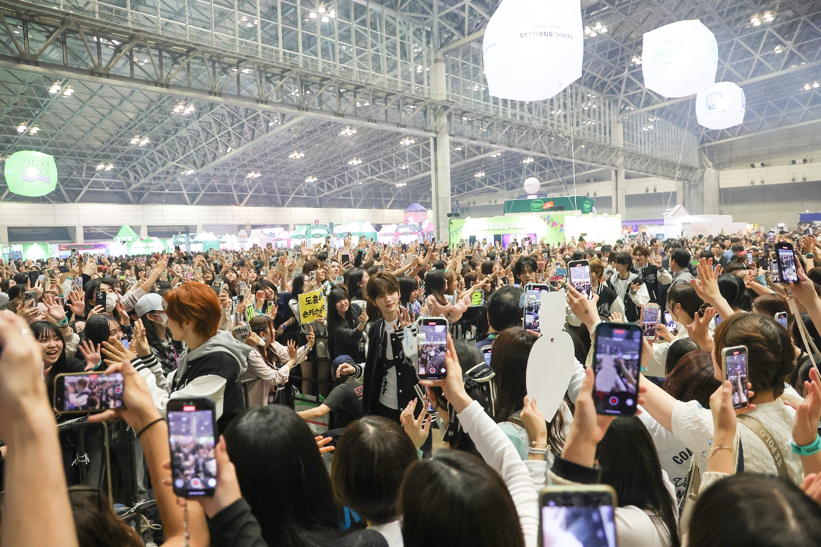 TWSの予告なし“ゲリラ登場”に会場騒然!数百人が規制ブースに殺到する中、自撮り、ダンスなど余裕パフォーマンス