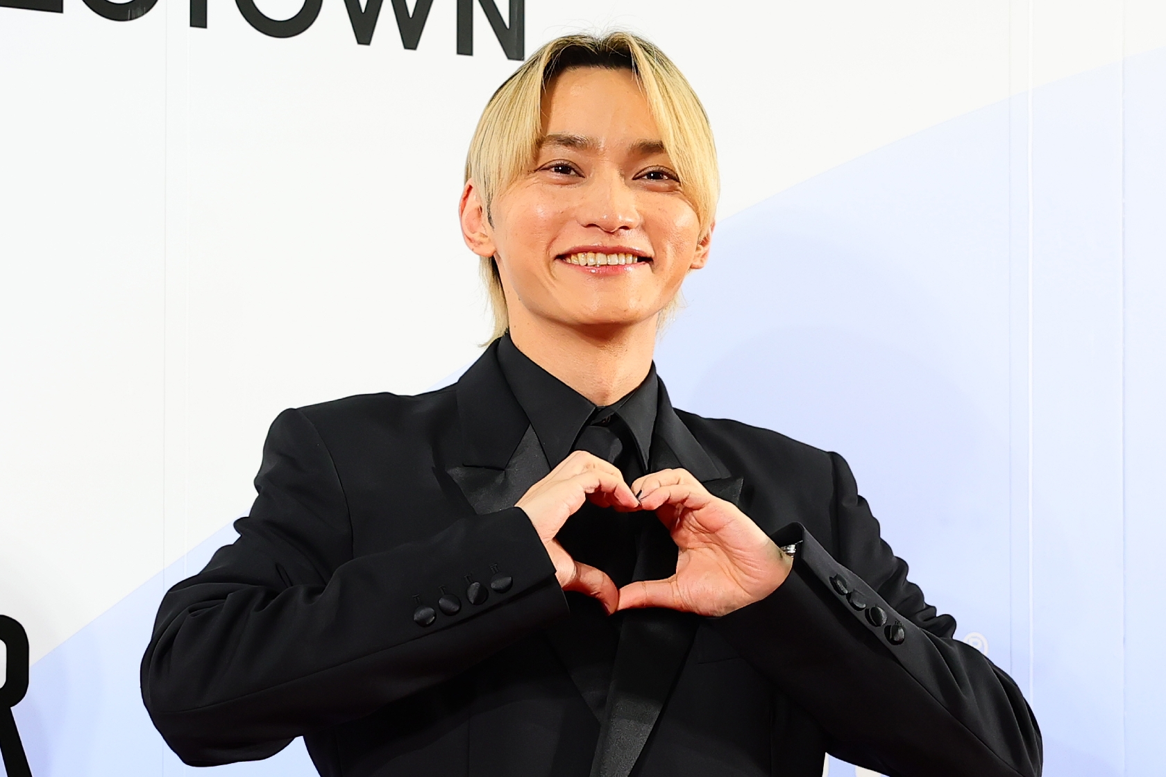 「人生で初めて…」SKY―HIが照れながら“ハートポーズ”