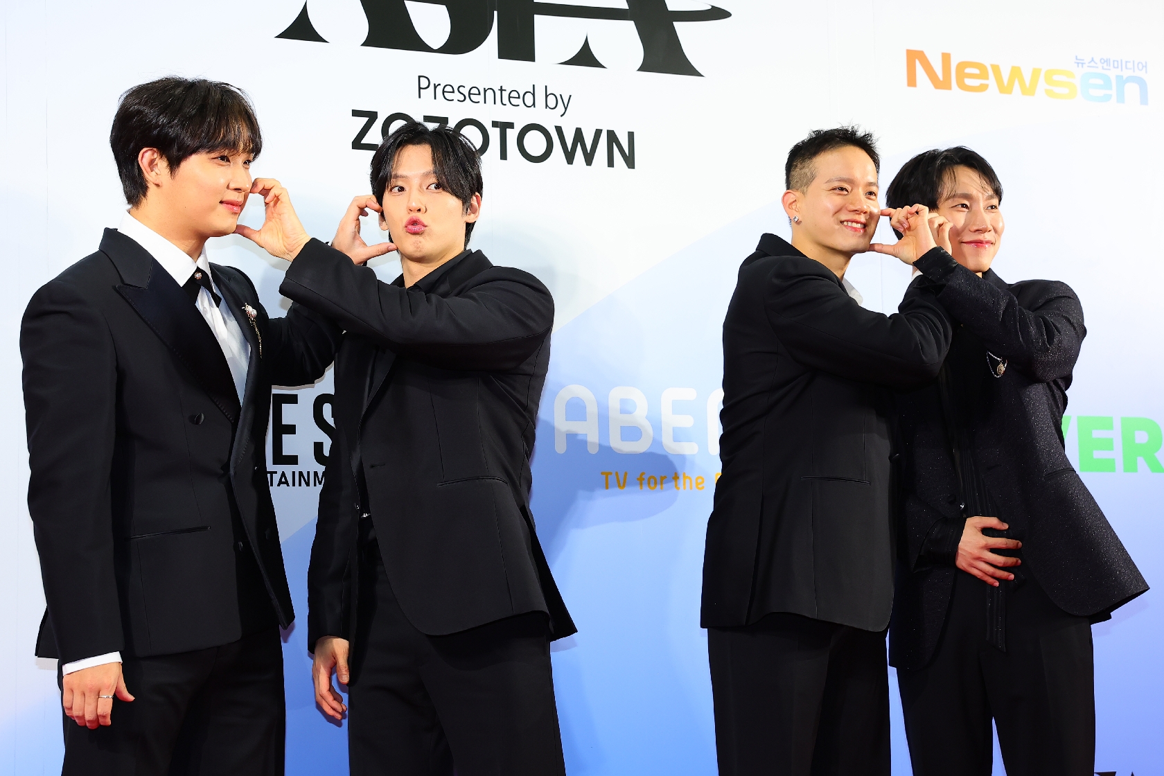 BTOB ウングァン 自信満々の「シースル～♪」ファッションでレッドカーペットに登場!