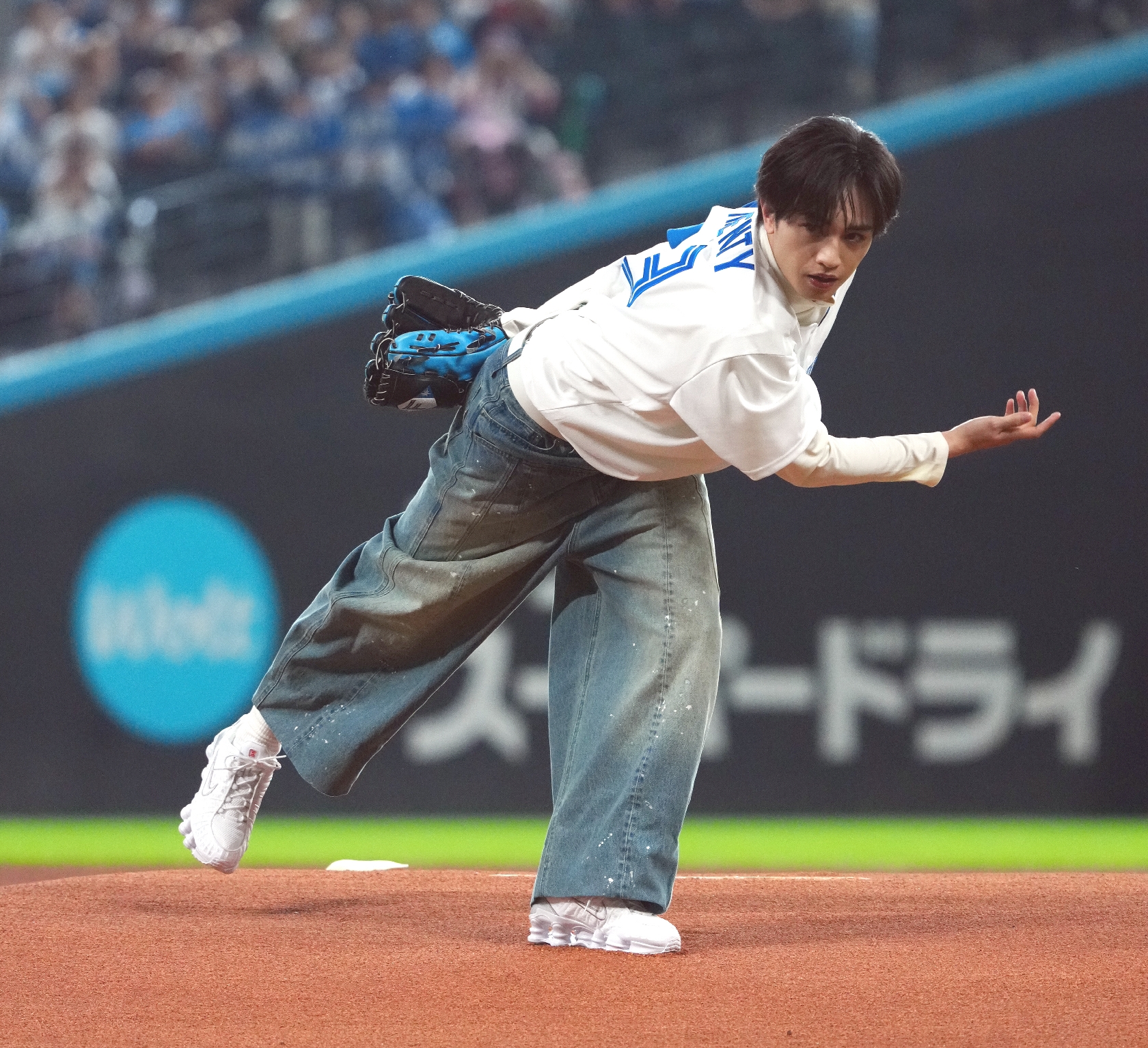 中島健人、投球シーン映像見せられ「恥ずかしい」「いつでも呼んで!」 人生初始球式、ワンバウンド投球にリベンジ誓う