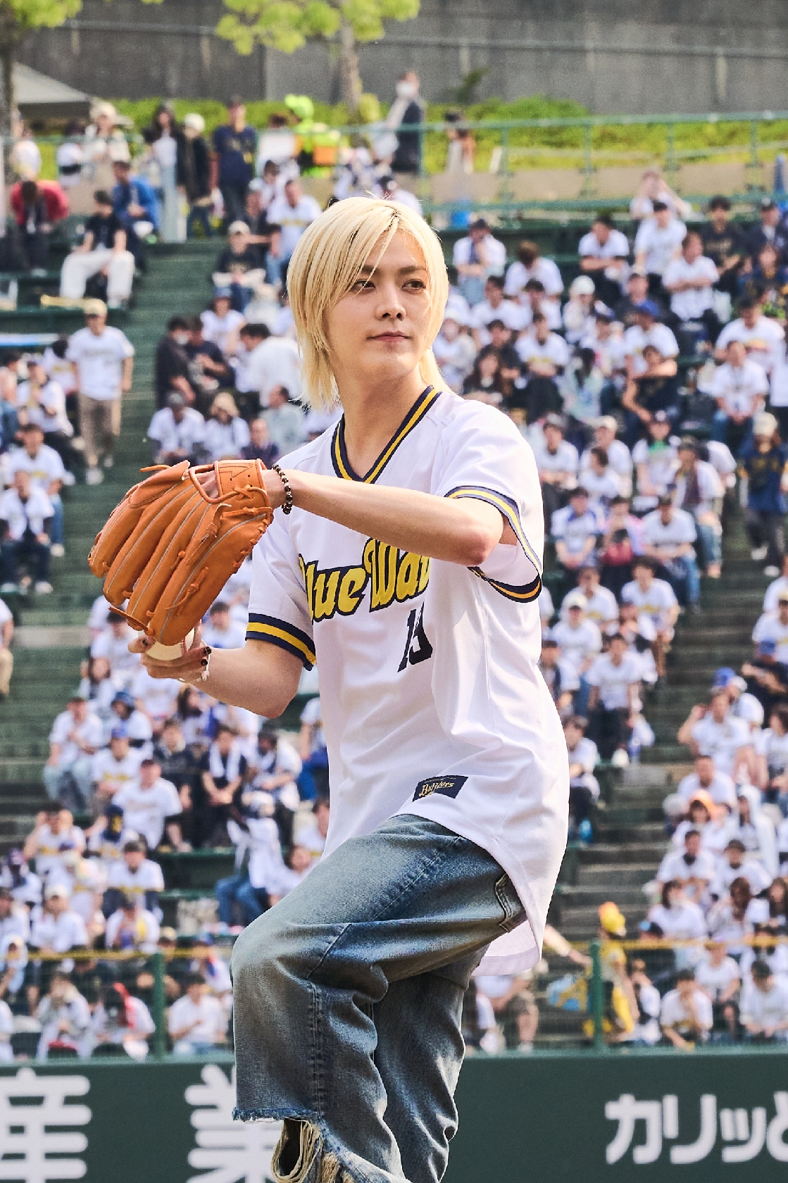 NCTユウタ「今夏は韓国旅行を検討してほしいな」 神戸でプロ野球始球式、就航したばかりのチャーター便をしっかりPR