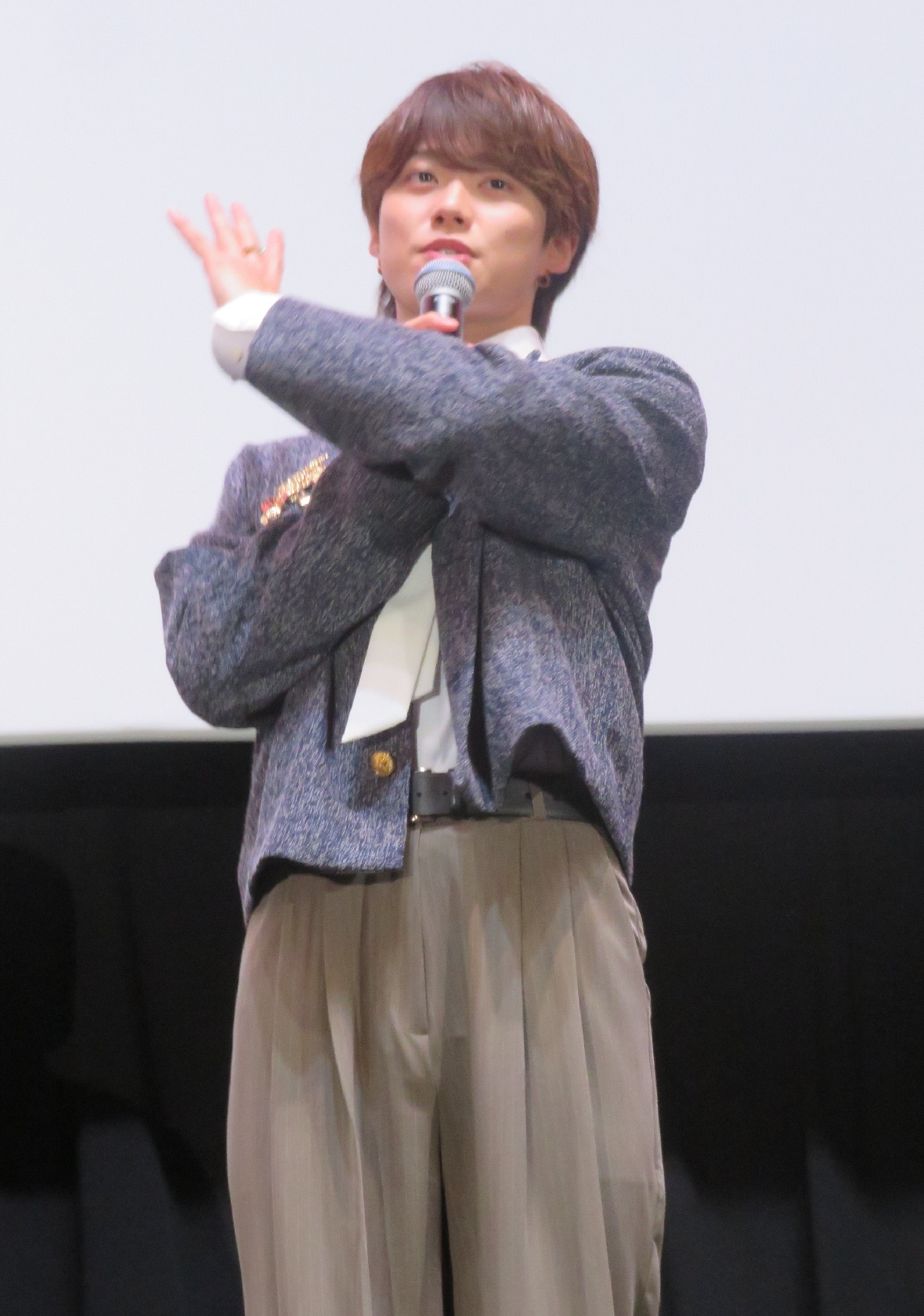 なにわ男子・大橋和也「関西魂は死ぬまで抜けないです」 “ホーム”大阪の舞台挨拶でノリノリ「一人一人とデコチューしたい」