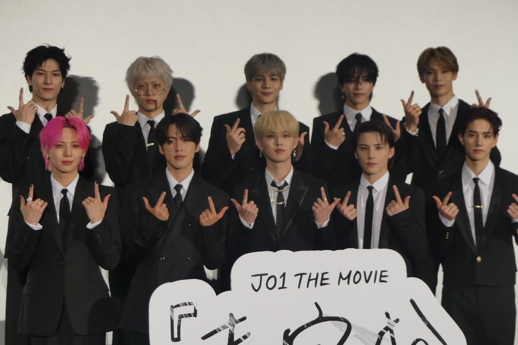 JO1 豆原一成「僕らは絶対に11人でみんな揃って突き進む」 当面活動休止の鶴房汐恩以外、全員が顔揃えた舞台あいさつで固い決意