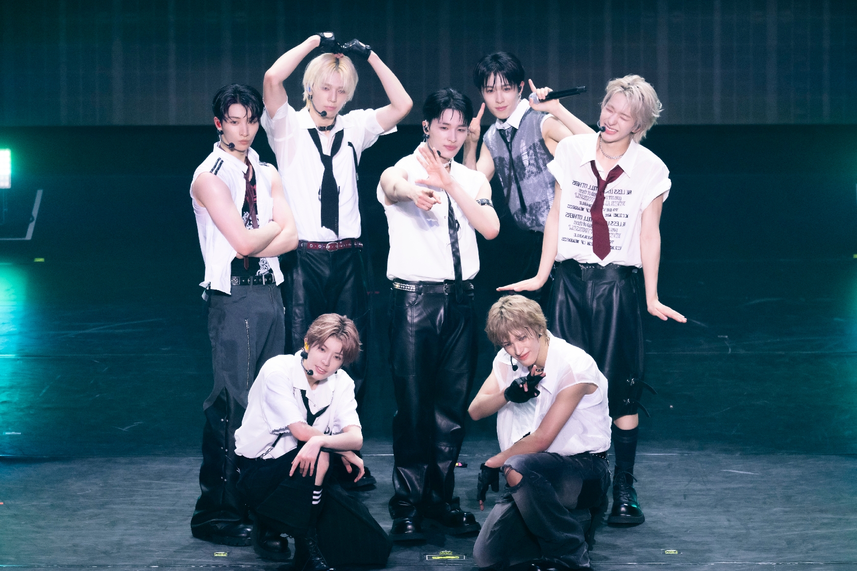 日本武道館でライブを行ったNEXZの(前列左から)YUKI､SEITA(後列左から)YU､SO GEON､HARU､HYUI､TOMOYA