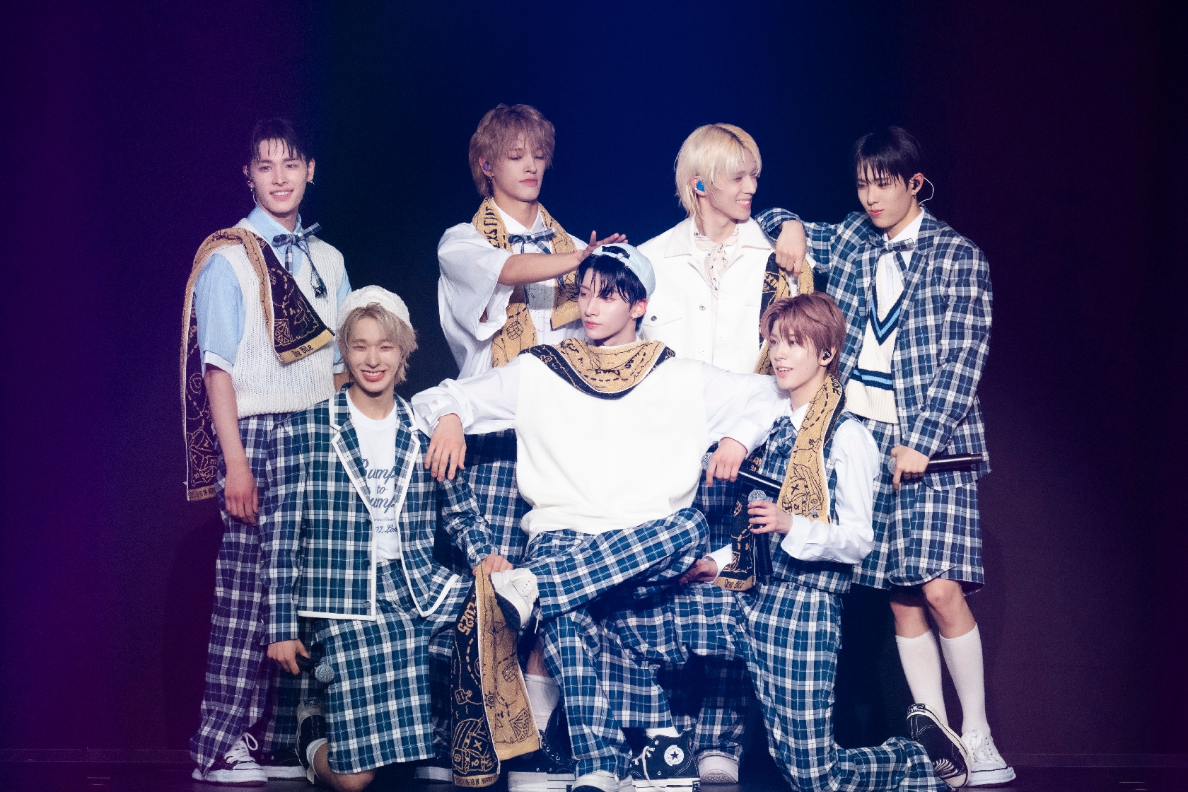 日本武道館でライブを行ったNEXZの(左から)HARU､TOMOYA､SEITA､YU､SO GEON､YUKI､HYUI