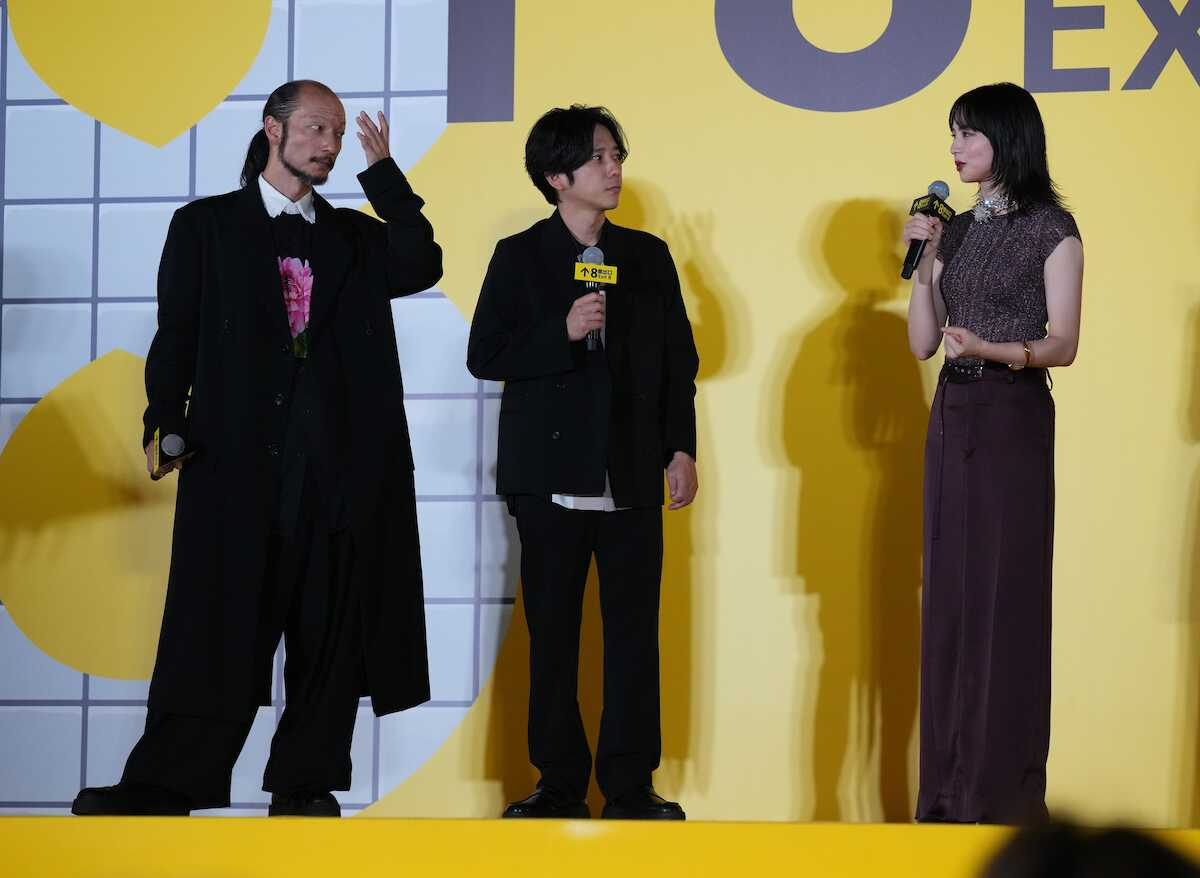 嵐・二宮和也、88m“無限ループ”カーペットに登場!主演映画「8番出口」にちなんだゲームも満喫