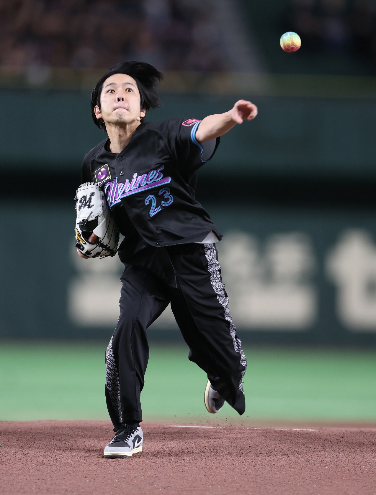 嵐・二宮和也「ライブとは違う緊張感が…」 東京ドームでファーストピッチセレモニーに登場!場内はどよめき&大歓声も
