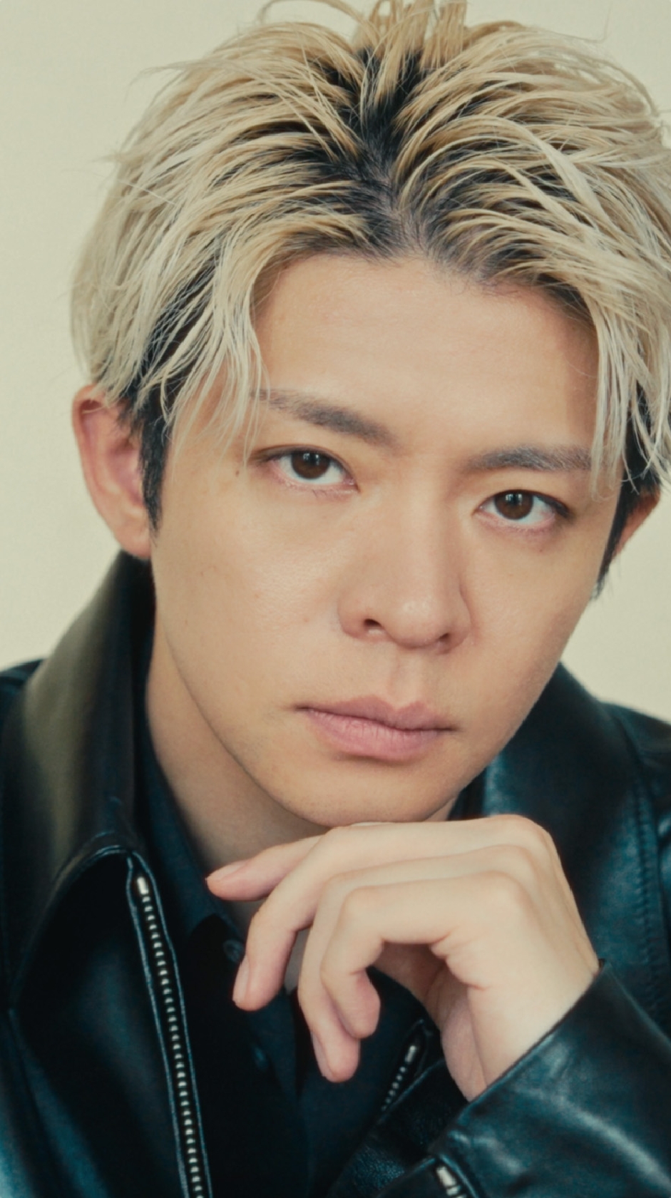 Number_i岸優太 「Numéro TOKYO」で初の表紙に抜擢 洗練されたルックに濃厚インタビューまで! 特装版には特別ページも追加