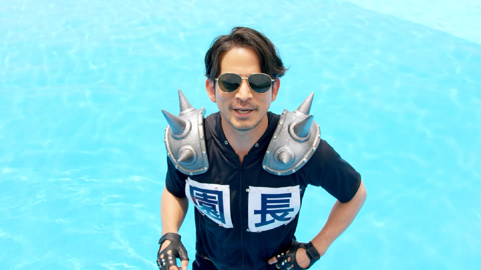 “超ひらパー兄さん”岡田准一、ひらパー×マックコラボ企画で空にむかって“♪ぱっぱー”!新CM26日スタート