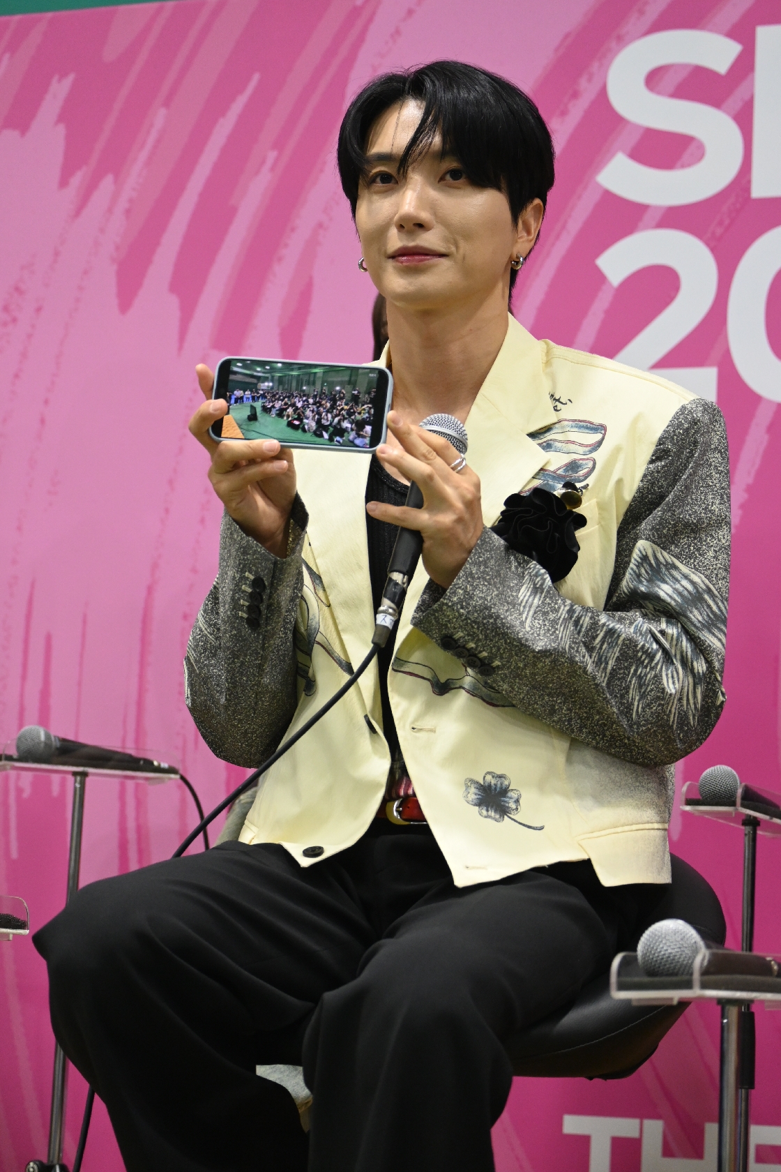 SUPER JUNIOR イトゥク、パシャッと報道陣を逆撮影!お茶目に「SNSのストーリーズにアップしてもいいですか?」