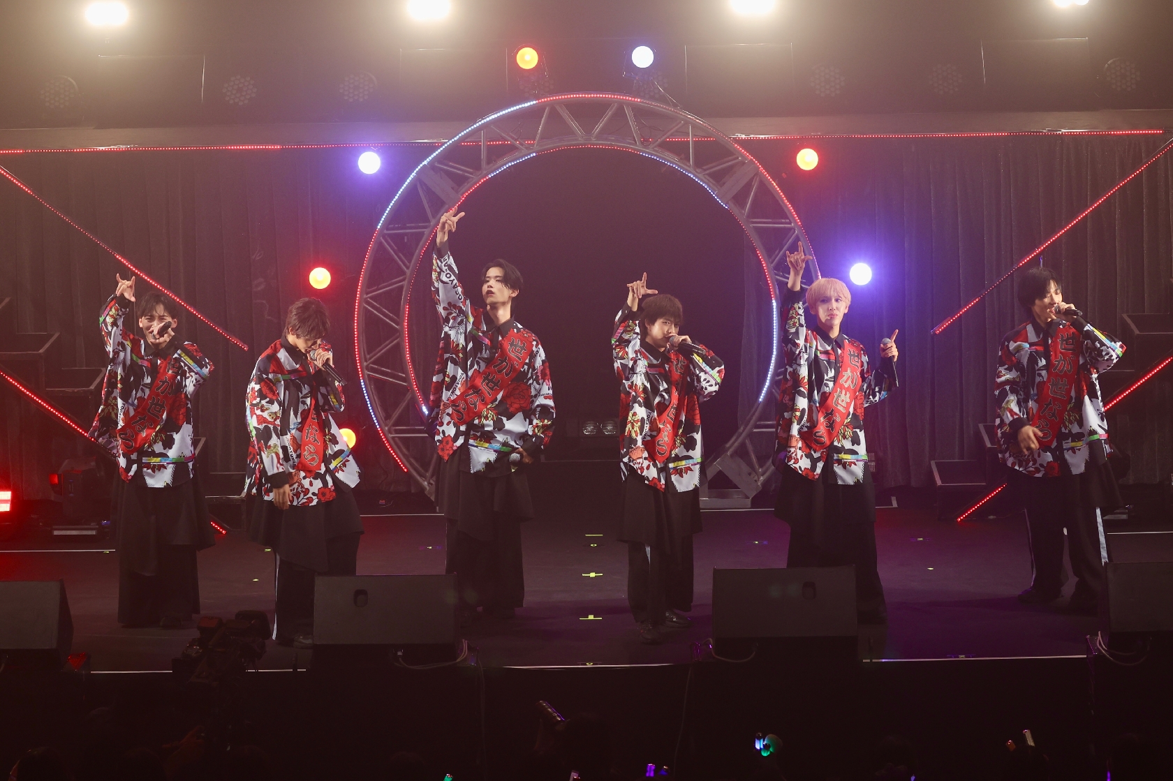 つば男フェス 「世が世なら!!!」キレキレダンス&にょきにょきサイリウムで魅了