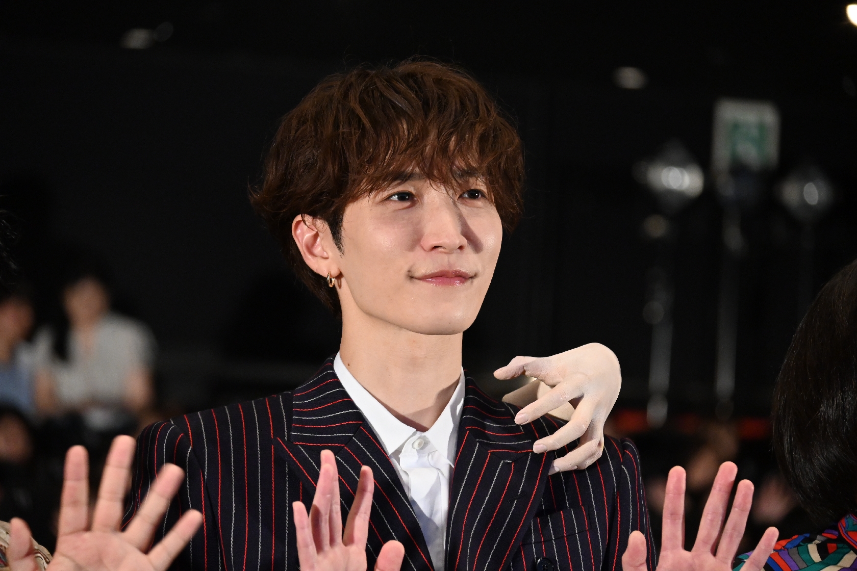 Snow Man 渡辺翔太、映画大ヒット御礼舞台あいさつで再“おはらい” 前回「失敗しているんですよ」と衝撃告白も
