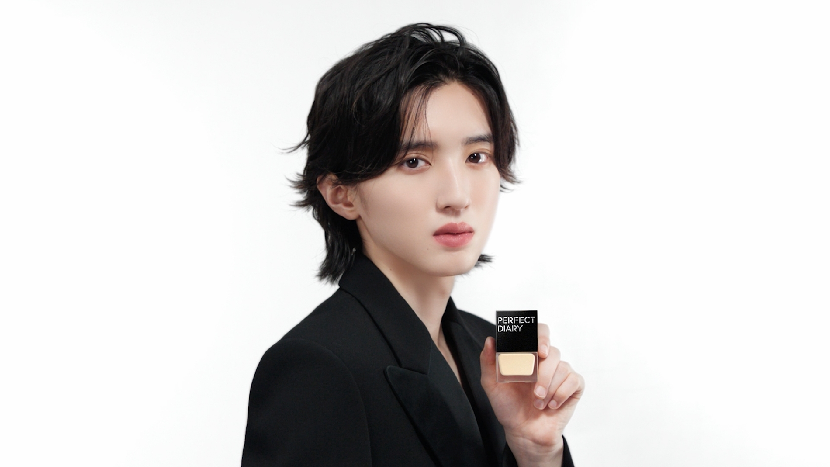 なにわ男子・道枝駿佑、スタイル際立つ黒スーツ姿でランウェイかっ歩!出演する中国のコスメブランドの新ブランドムービー公開