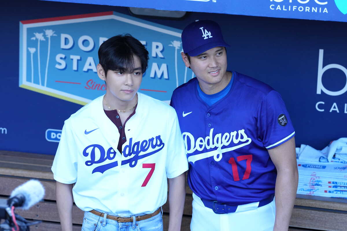BTS・V、大谷翔平と伝説的2ショット!ド軍スタジアムで実現にファン大興奮「お気に入りの2人が一緒に」「ザ・スーパースター」
