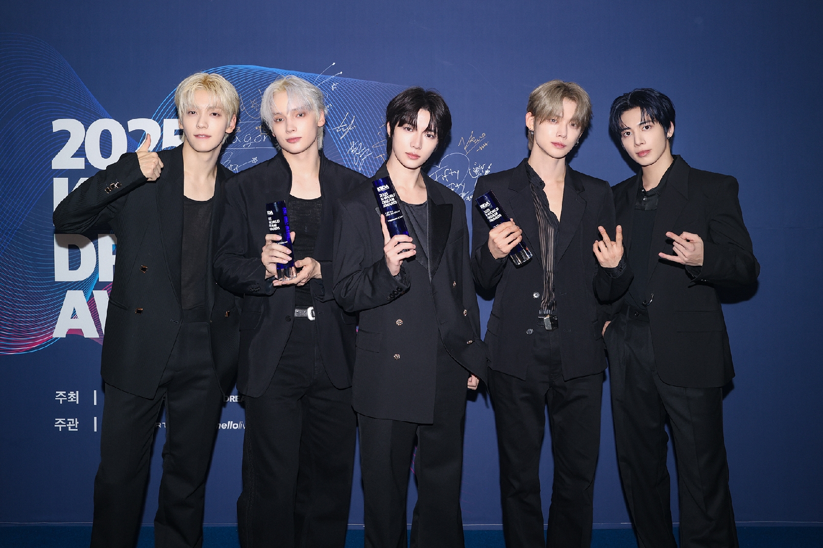 TOMORROW X TOGETHER 「2025 K-WORLD DREAM AWARDS」で3冠を受賞! ファンへ感謝「MOAのおかげで大きな賞を…」