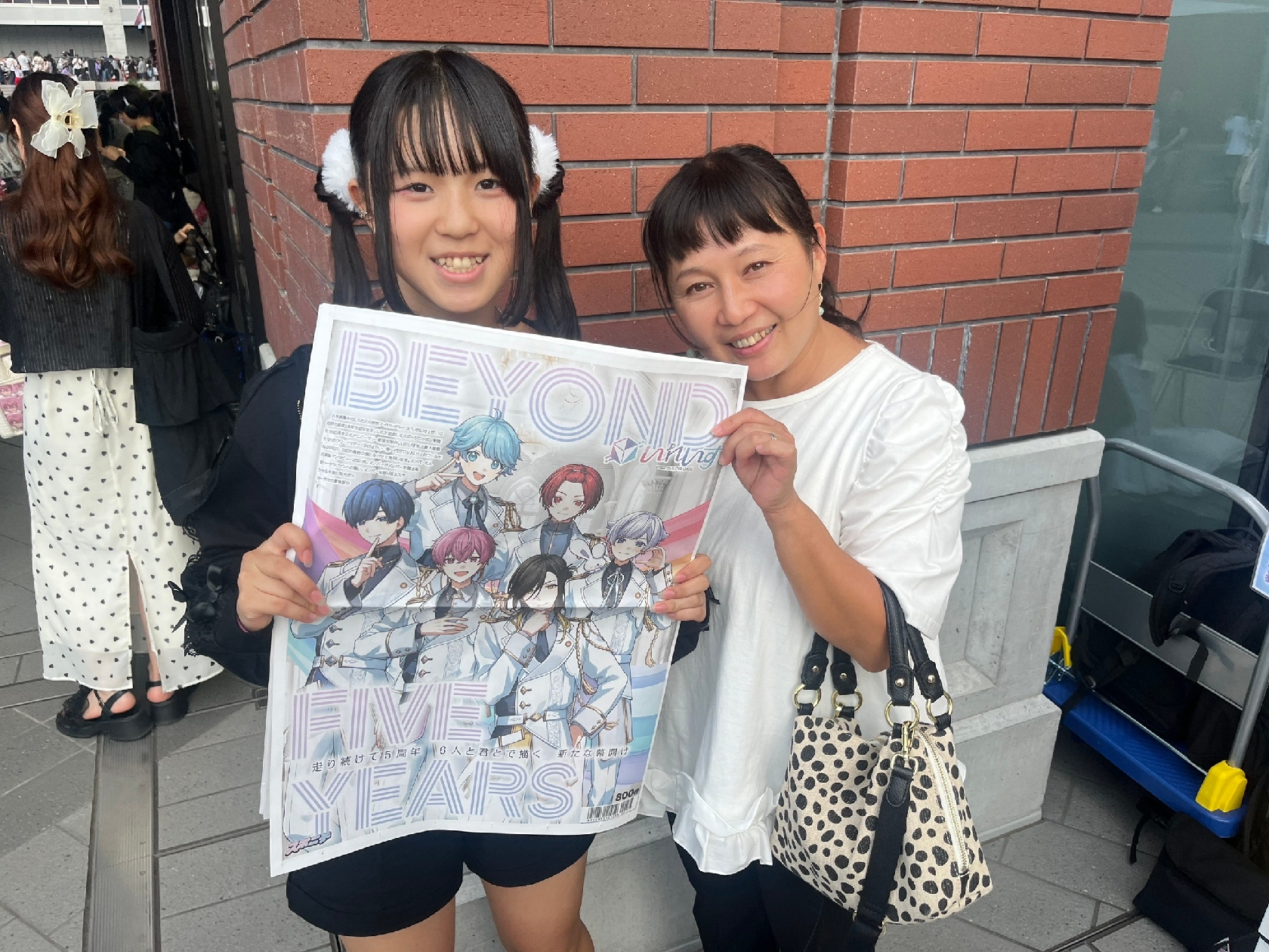 いれいす結成5周年公式アニバーサリー新聞にKアリーナ横浜訪れた母娘ファンもにっこり