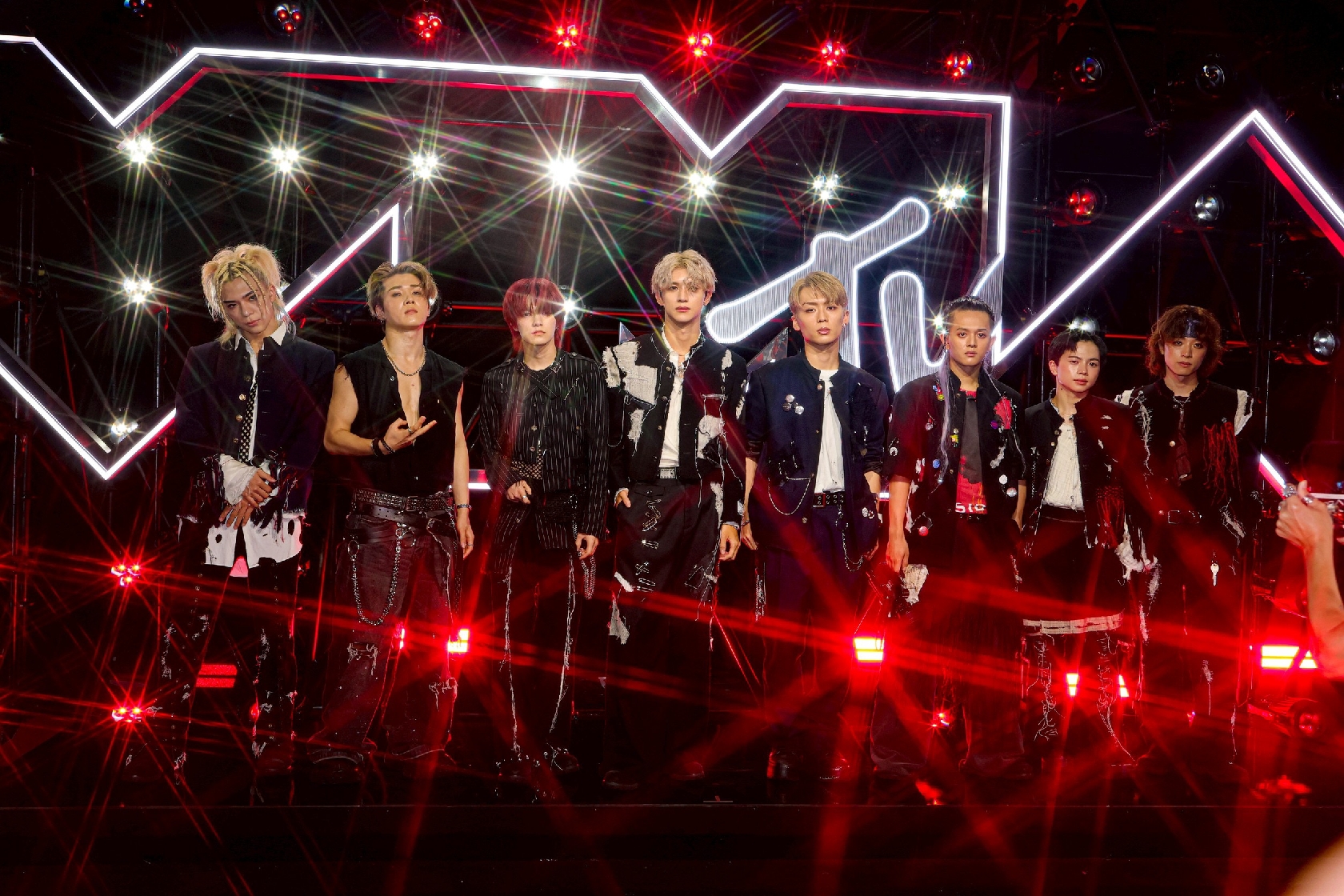 ONE OR EIGHT “改造学生服”の学ラン姿で「MTV Video Music Awards」に出席