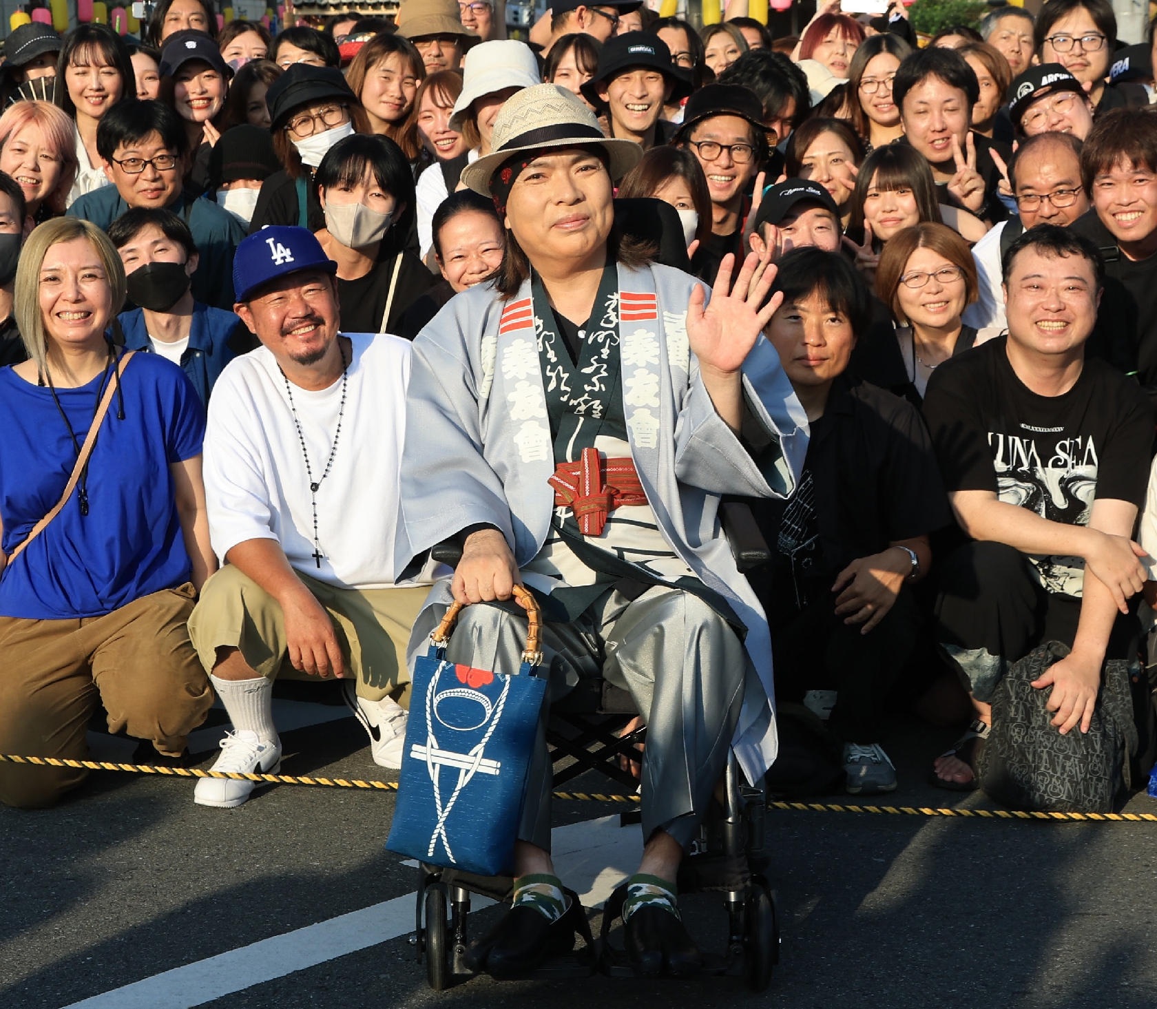 闘病中のLUNA SEAドラマー・真矢、自身の“ルーツ”と謳う地元の祭りに車椅子姿で参加「無理言って…後世に残したい」