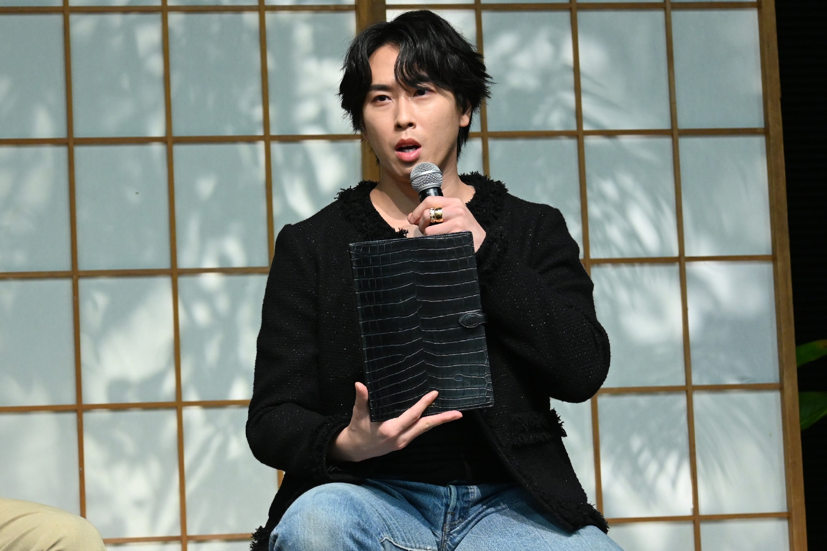 Snow Man宮舘涼太「ボロボロにして味を出したい」 “思念”こもった私物はワニ皮の台本カバー