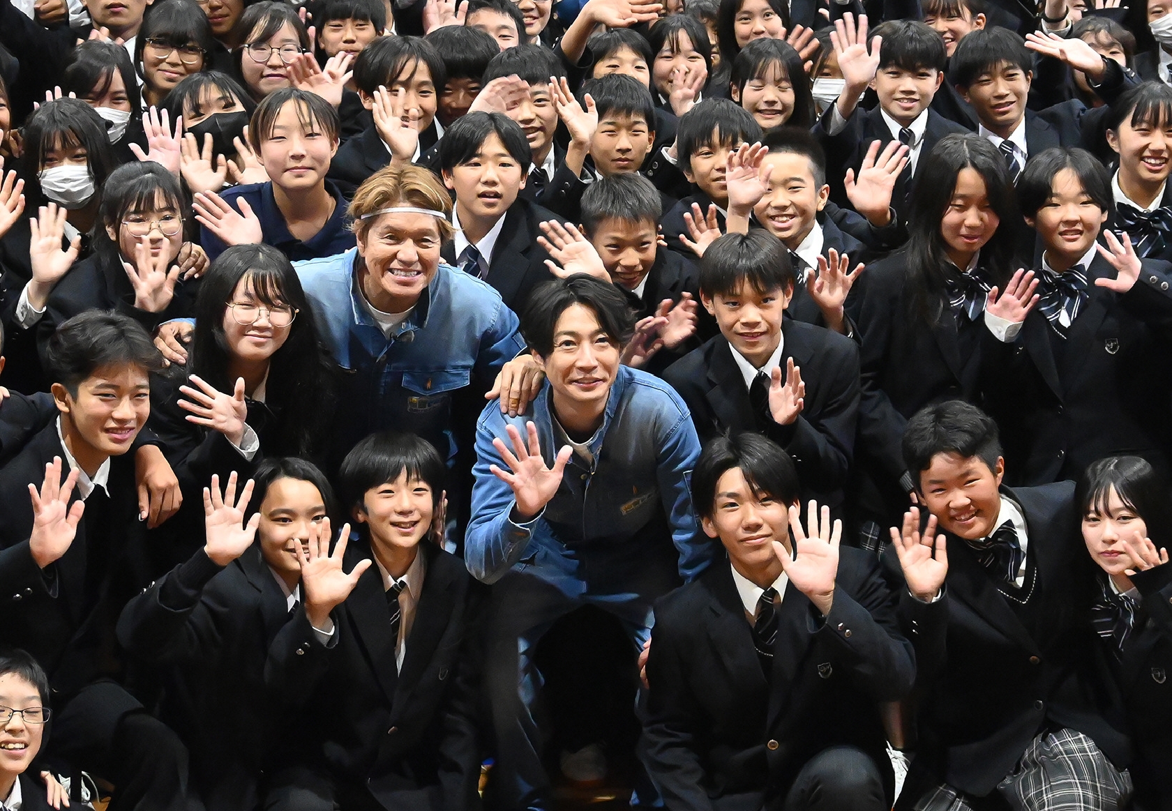 嵐・相葉雅紀 ヒロミの故郷、八王子市の中学校をサプライズ訪問「相葉ヒロミのお困りですカー?」 中学生の回答にずっこけ…