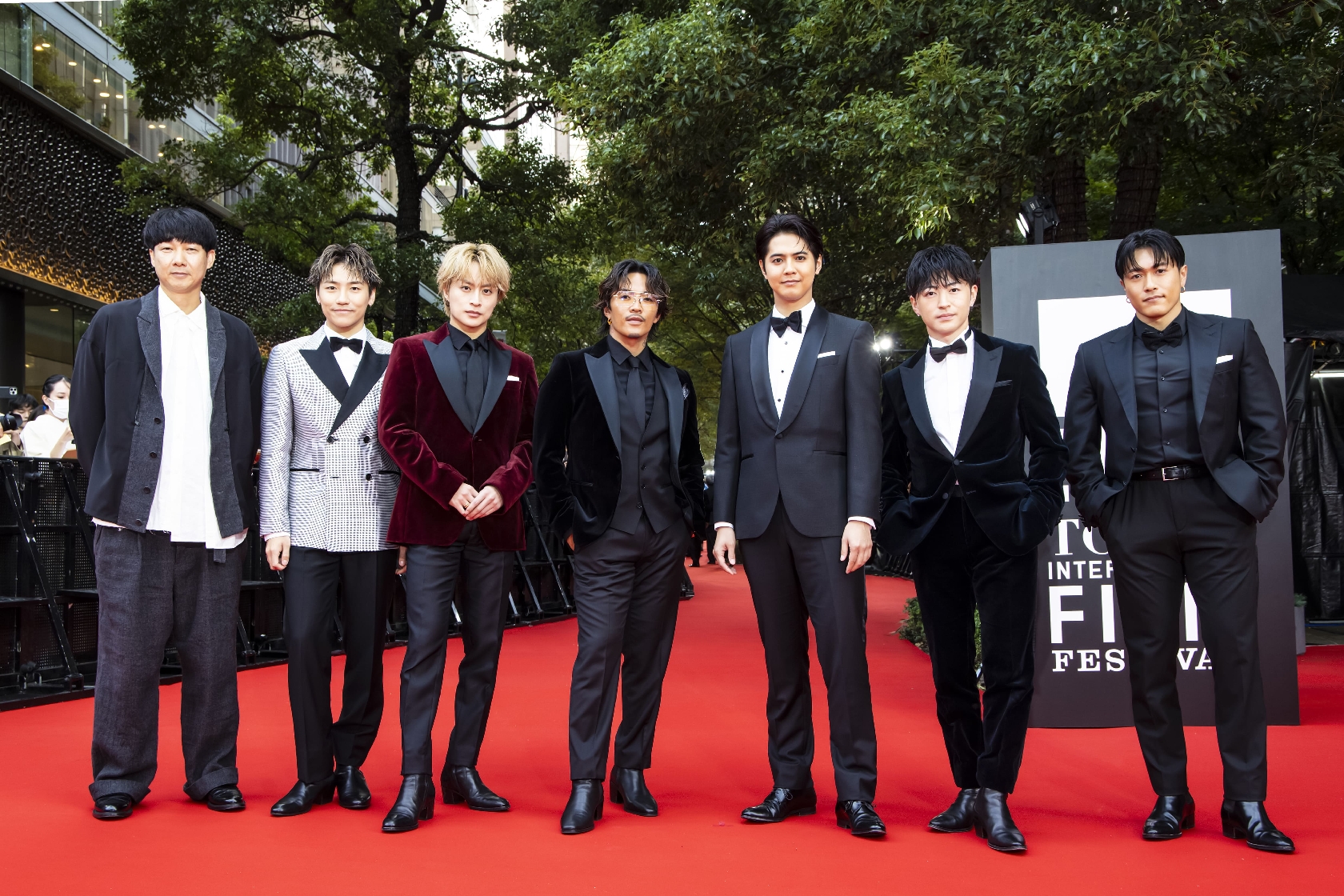 GENERATIONS、レッドカーペットに6人そろって凜々しく登場!ドキュメンタリー映画出品の東京国際映画祭オープニングイベント