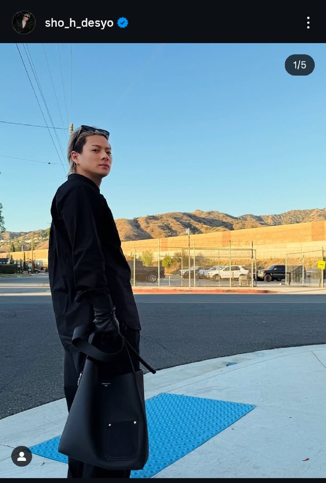 Number_i 平野紫耀、漆黒コーデで「素敵な…」新しい“旅のお供”と一緒に外遊中?「素敵すぎる」「日本にいないのねー」