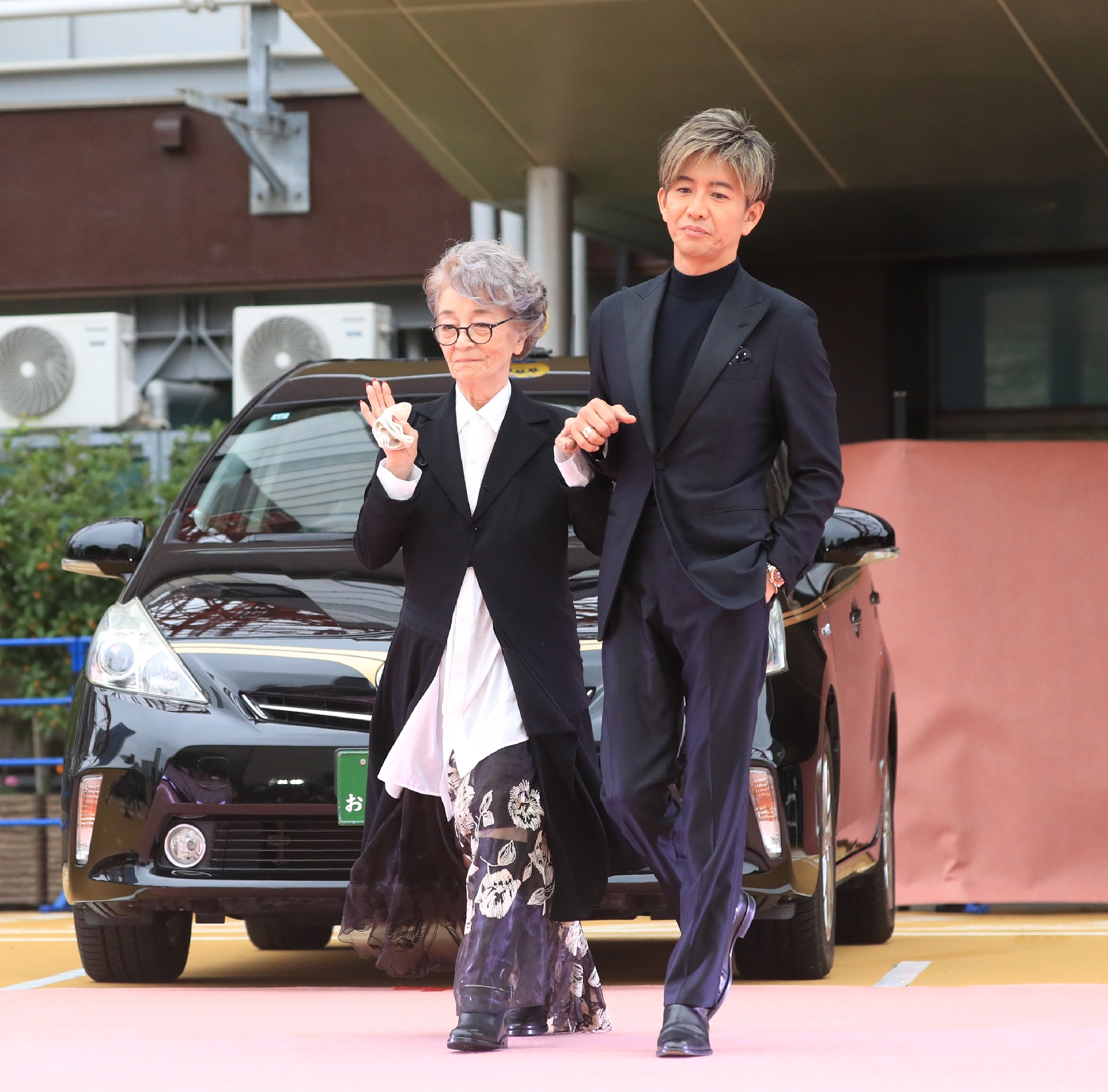 木村拓哉、さすがその道の“プロ”!運転するタクシーを指定場所にビタ止め、倍賞千恵子を助手席に乗せて東京タワーのふもとへ