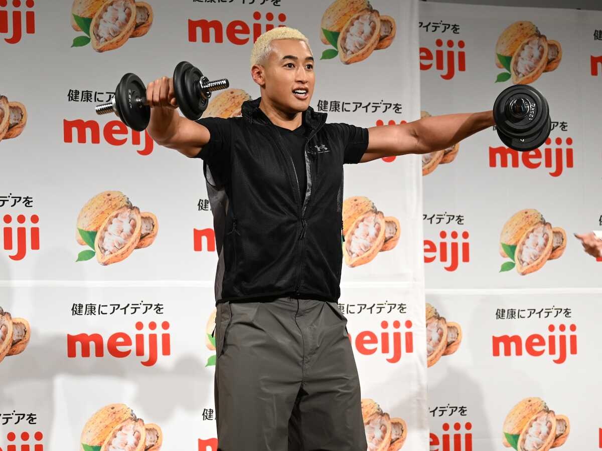 関口メンディー、10キロダンベル実演できんに君ポーズ披露!「もっと撮ってくれ!」と清々しい表情