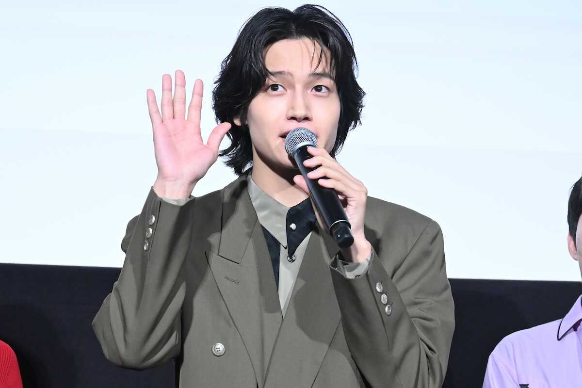 Aぇ!group佐野晶哉、舞台あいさつで祖母に手を振る「ばあば!」