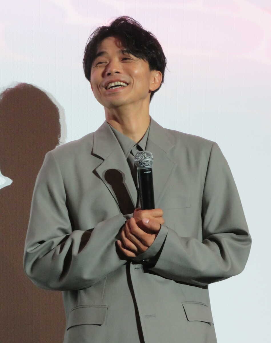 井ノ原快彦、本上まなみに絶賛され照れ笑い「すみっコぐらし」ナレーションで共演