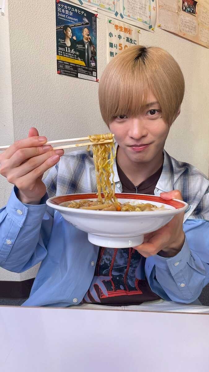 【IMP.通信】「いじけ顔が可愛すぎる」佐藤新、30キロ袋に奮闘した白い道補修でファン悶絶