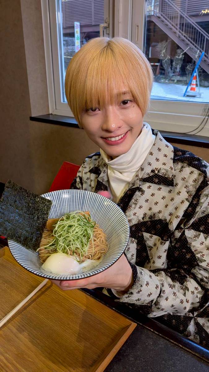 【IMP.通信】佐藤新「モッチモチだ!」 定山渓限定「ぬるめ」生ソーメンに仰天!かっぱの好物入りレアグルメ満喫