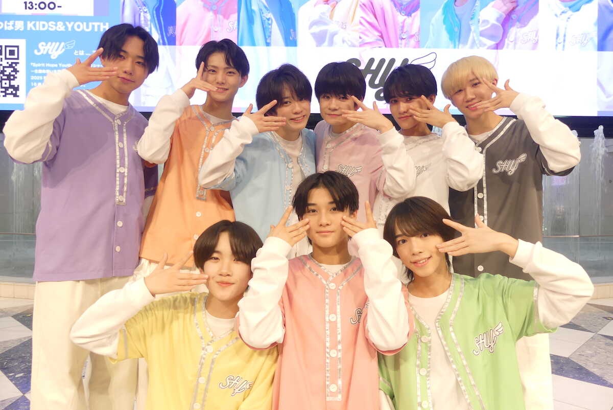 来年1月デビューのSHY、年内最後のライブでMV初公開!制服姿の9人に悲鳴のような歓声
