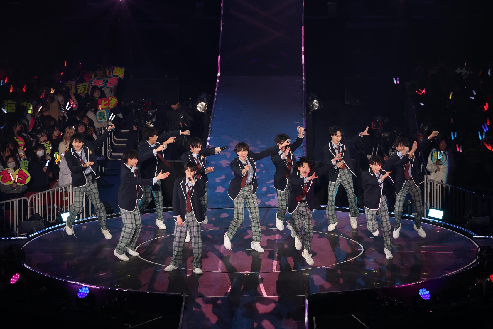 【関西ジュニア①】Boys be、AmBitiousら総勢62人集結!大阪城ホールで「あけおめ」1万2000人歓喜