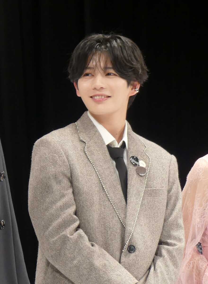 長尾謙杜、最新映画で母役の女優を優しくエスコート 年内に成し遂げたい“あだ討ち”とは