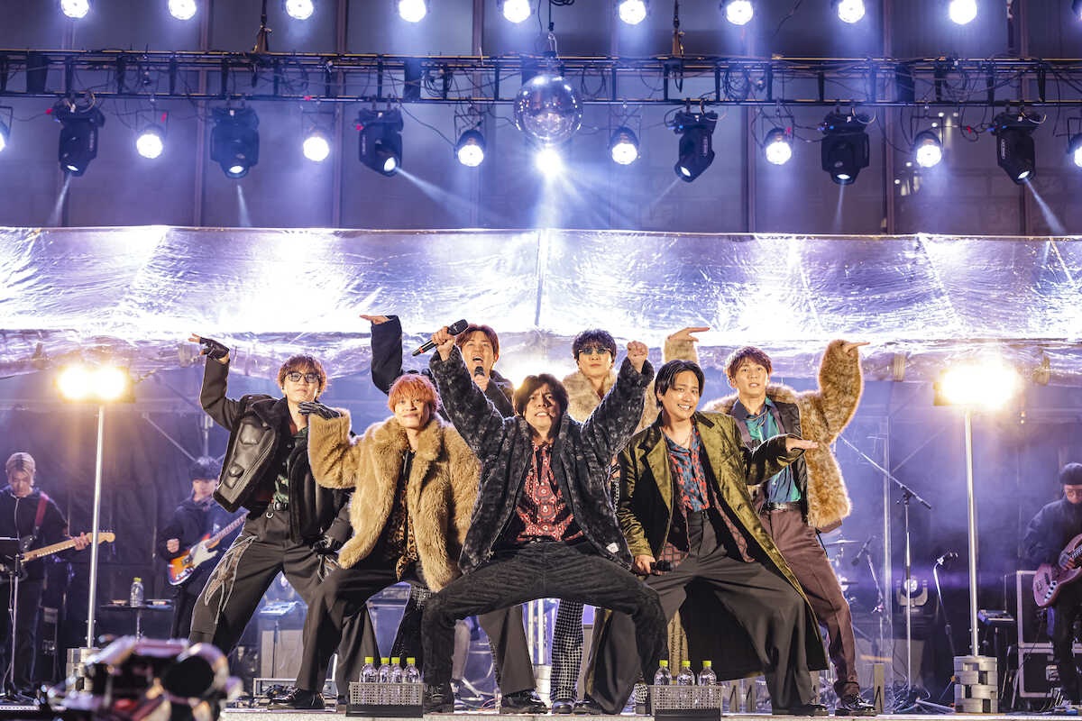 WEST.、新宿・歌舞伎町で初のフリーライブ!開始45分前の告知にファン4000人が大集結