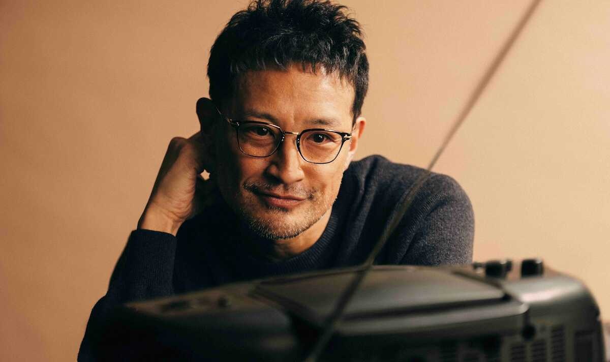 松岡昌宏、独立後初の舞台「はがきの王様」に主演! “ラジオっ子”がラジオの魅力を伝える人間ドラマに挑戦