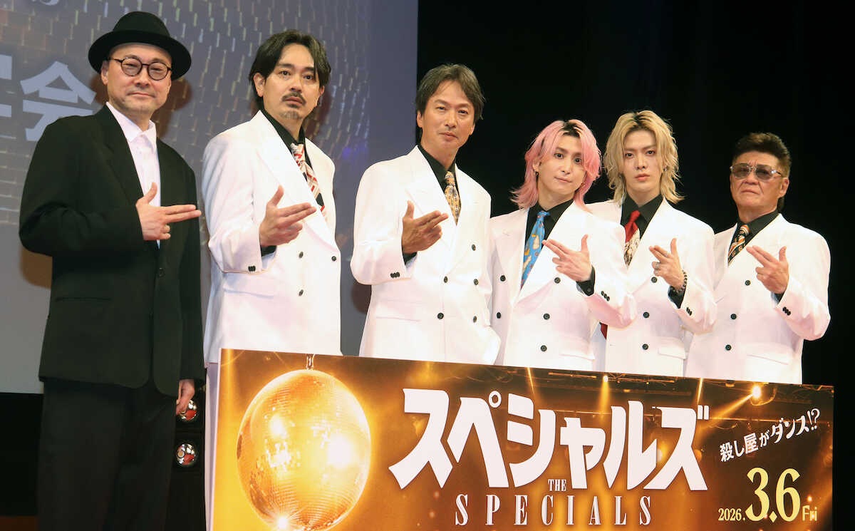 佐久間大介、背中から銃をチラ見せし自慢げ! 小沢仁志から「職質受けたらどうするんだ」とガチツッコミ