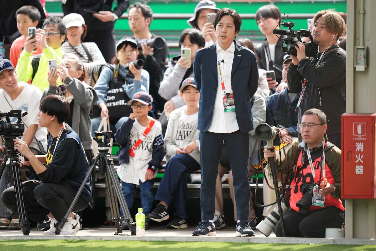 ＜侍ジャパン　宮崎事前合宿＞ブルペンを視察する二宮和也（撮影・木村　揚輔）