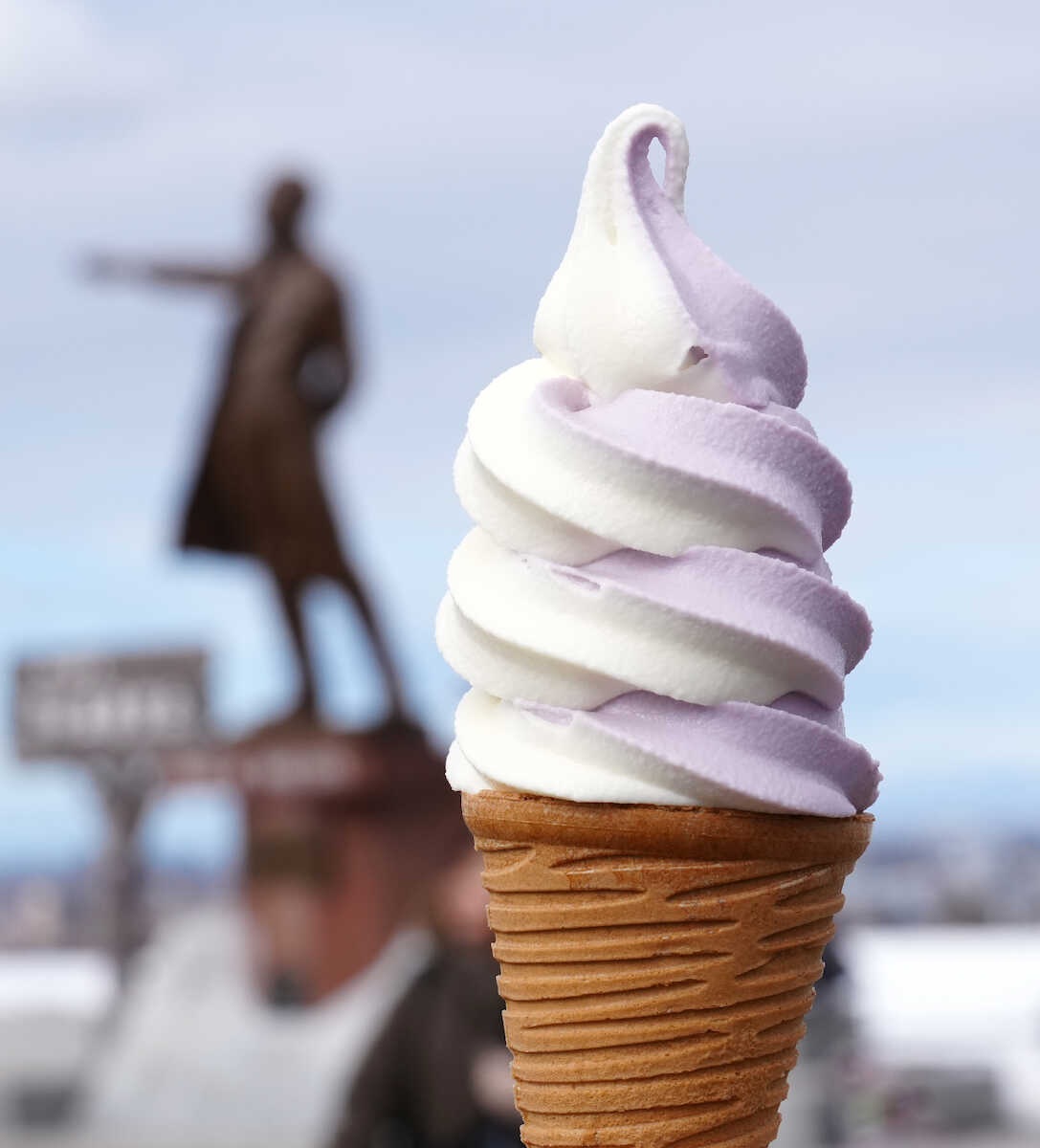 大野智ゆかりの「ラベンダーソフト」に大行列!嵐・ラストツアー初日で札幌熱狂、“忍びの席”もフォトスポットに