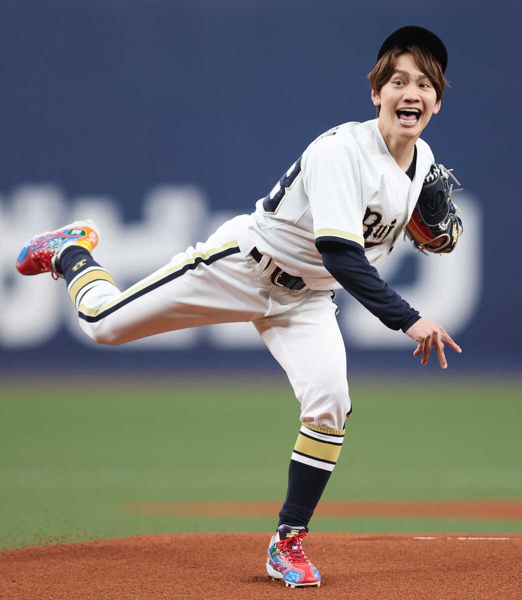 熱烈オリックスファンの藤原丈一郎、ストライク投球にガッツポーズ!5年連続の開幕戦始球式