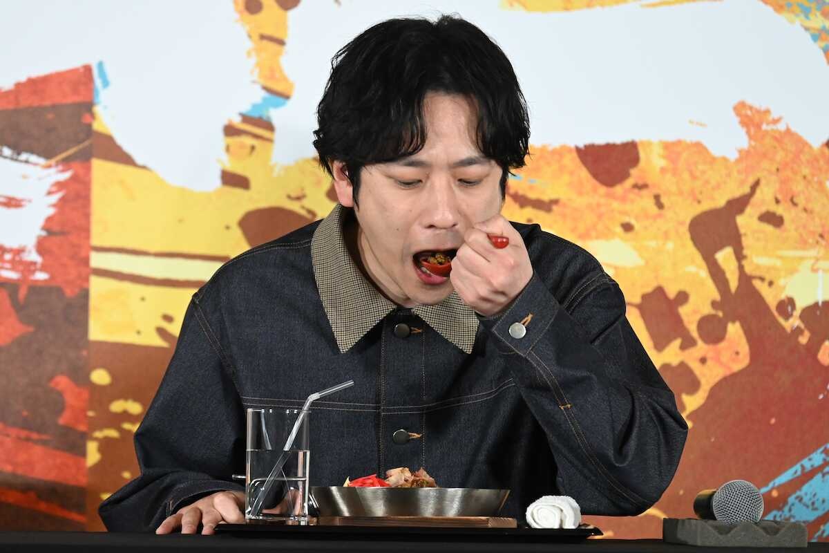 二宮和也、丸亀製麺「うどんメシ」を報道陣の前で完食!「皆さんの前で食う飯はおいしい」と優越感にニッコリ