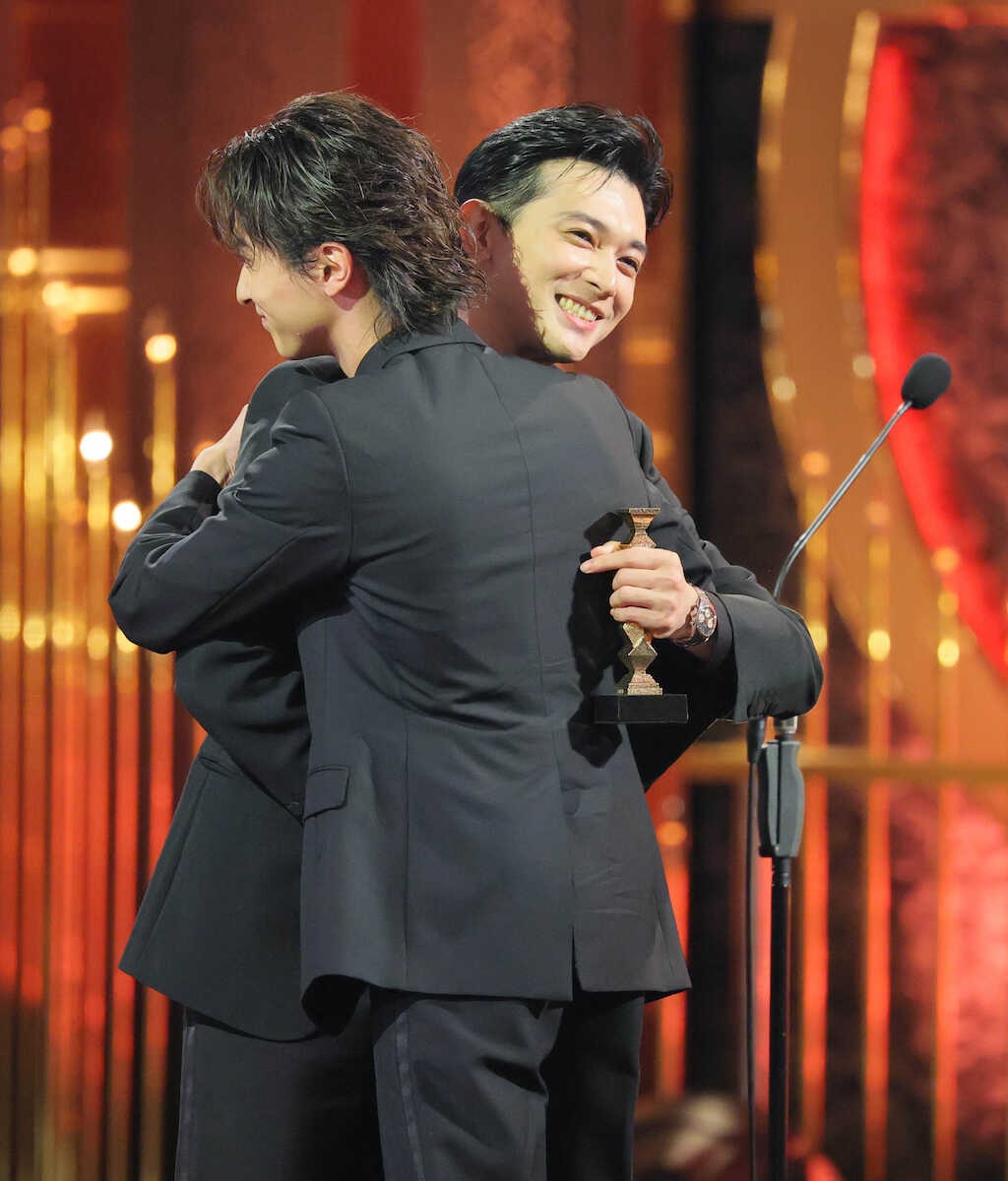 吉沢亮、横浜流星と歓喜のハグ!「彼がいたから立てた」初のアカデミー賞最優秀主演男優賞
