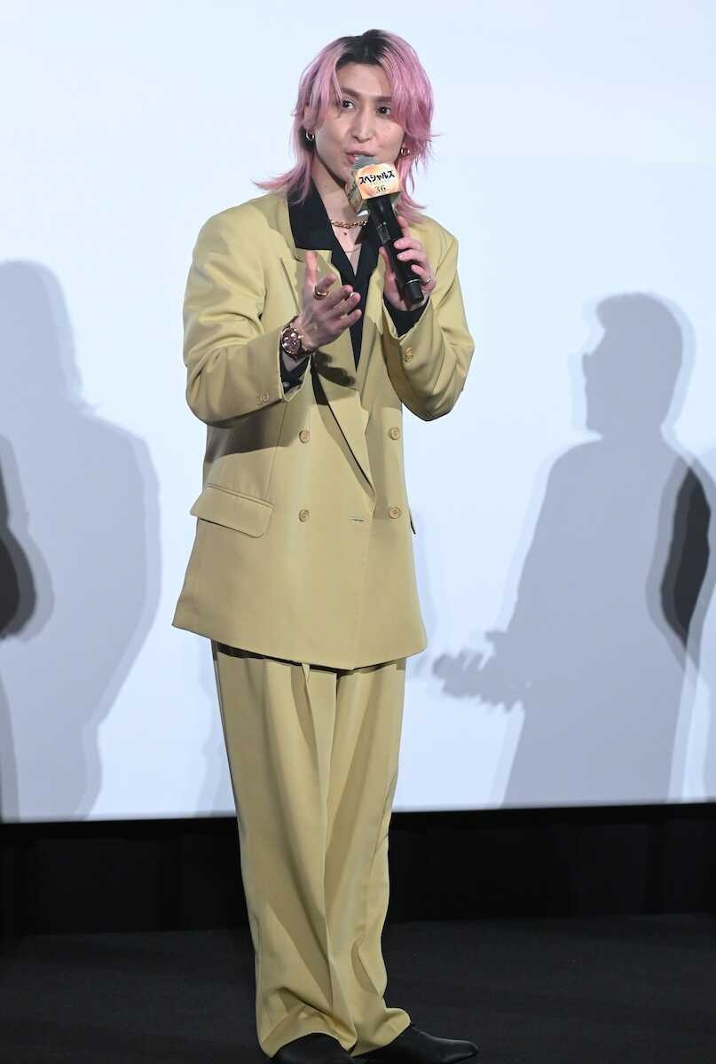 佐久間大介、単独初主演映画に「感涙」寸前! 自信作「スペシャルズ」初日にド派手スーツで気合の登壇