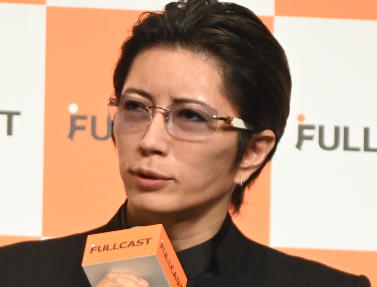 GACKT、LUNA SEA真矢さん献花式に参列 「もう逢えないのか」妻・石黒彩の涙に絶句