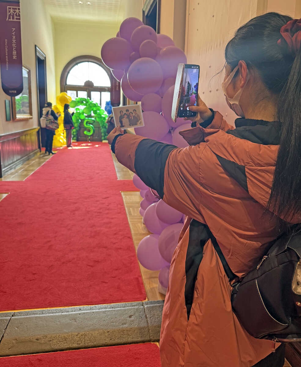 嵐ラストツアー、札幌で熱狂の開幕!「赤れんが庁舎」も5色に染まりファンを歓迎