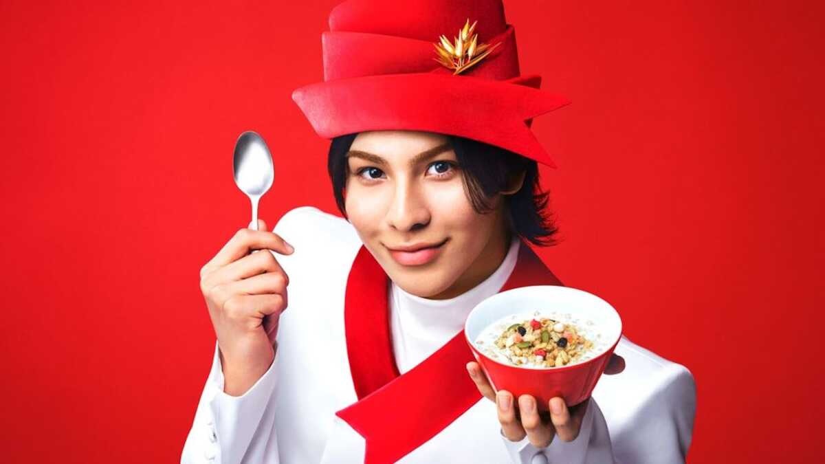 ラウール、初ソロCM出演! 真っ赤な帽子の「フルグラの妖精」でパパママに全力エール