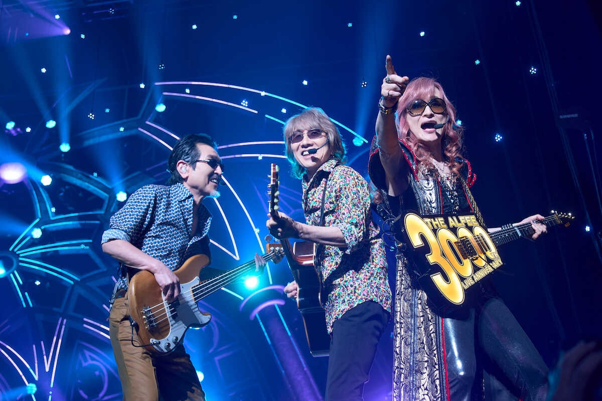 「暗闇で光る」記念ギターも登場!THE ALFEE、3000回目の夜に6200人の観客へ感謝を伝える